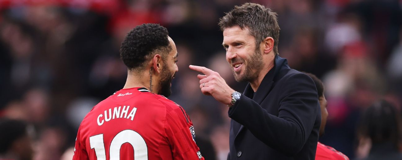 Manchester United manager speaking to a player on the pitch